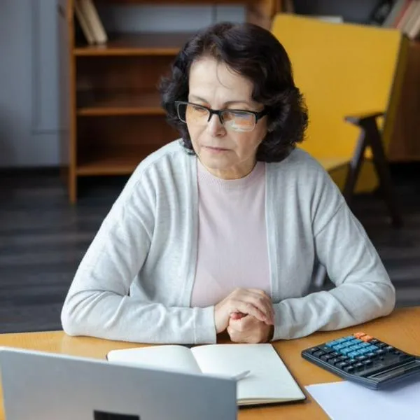 Foto de mujer mayor de 50 años, en nota de qué beneficios tienen los mayores de 50 años en bancos de Colombia, como Popular