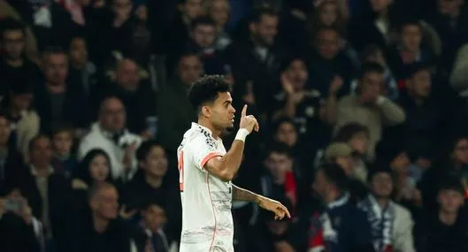 Luis Díaz celebrando su gol en el partido de Bayern Múnich contra PSG por Champions League