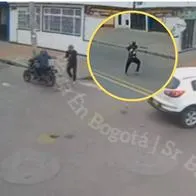 Robo en Bogotá hoy: hombre en moto intentó rapar celular, le dispararon y huyó