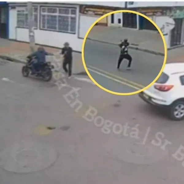 Robo en Bogotá hoy: hombre en moto intentó rapar celular, le dispararon y huyó