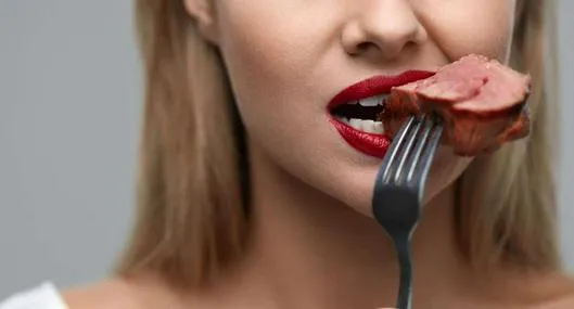 Foto comer carne, en nota de qué cambios produce dejar de comer carne en organismo según estudios científicos