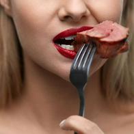 Foto comer carne, en nota de qué cambios produce dejar de comer carne en organismo según estudios científicos