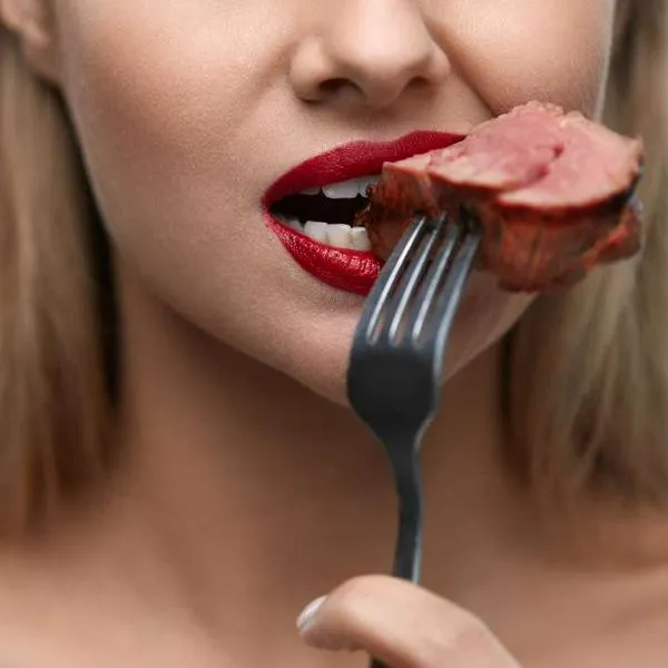 Foto comer carne, en nota de qué cambios produce dejar de comer carne en organismo según estudios científicos