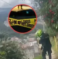 Imagen de un policía que huye de un hombre armado que lo persigue, en Medellín