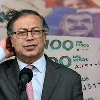 Gustavo Petro, presidente de Colombia, delante de unos pesos colombianos