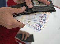 50 thousands pesos bills from Colombia coming out of a man´s  wallet