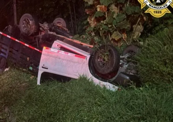 Otro carro volcado en Manizales, esta vez en la entrada a la ciudad