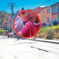 Joven habría sido asesinado por sus propios amigos en Bogotá: lo sacaron de la casa y le dispararon a las afueras de la vivienda. 