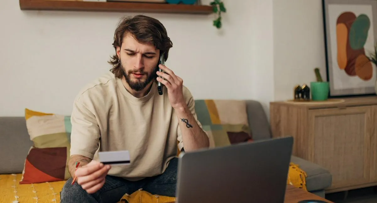 El lío con las tarjetas de crédito que tiene enojados a muchos en Colombia