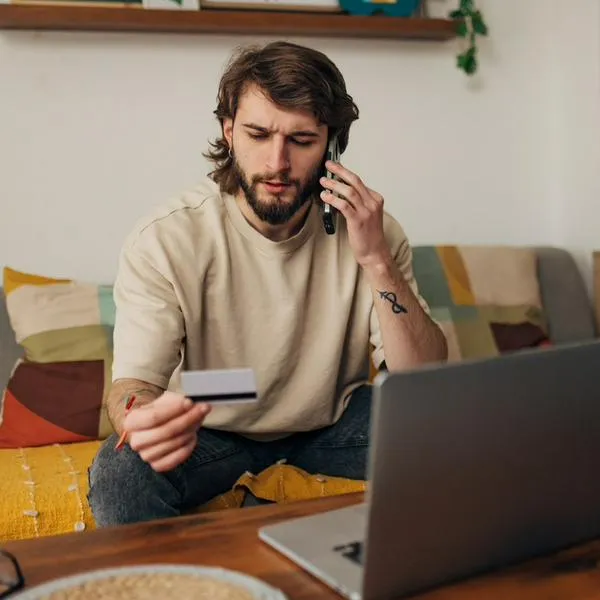 El lío con las tarjetas de crédito que tiene enojados a muchos en Colombia