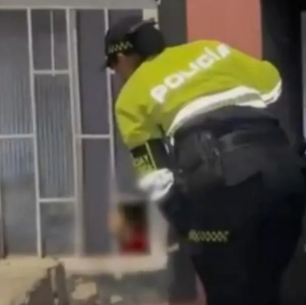 Dramático rescate de 2 niños en una casa en Bogotá: los dejaron solos, encerrados y estaban llorando. Los vecinos dieron aviso. 