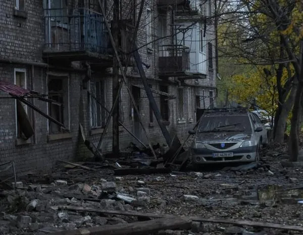 Rusia y Ucrania atacan mutuamente infraestructura esencial, mientras la guerra palpita en Pokrovsk