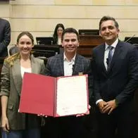 Foto de Johnny Rivera, en nota de por qué Jhonny Rivera Orden del Congreso en grado de Gran Caballero en el Senado