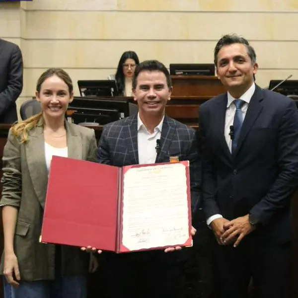 Foto de Johnny Rivera, en nota de por qué Jhonny Rivera Orden del Congreso en grado de Gran Caballero en el Senado