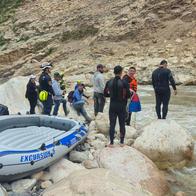 Desaparición de menor en río Negro: bombero fue arrastrado por el agua