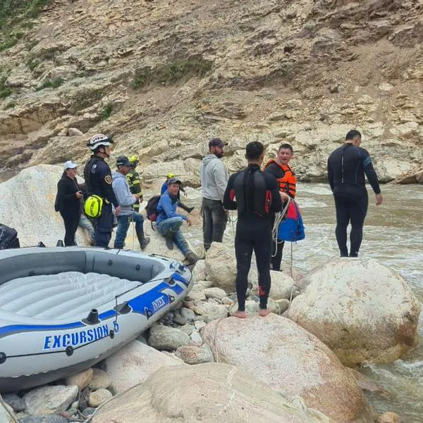 Desaparición de menor en río Negro: bombero fue arrastrado por el agua