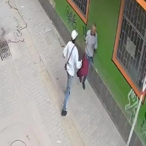 Hombre golpeó a adulto mayor y sacó cuchillo en Bogotá por pedir que no consuma