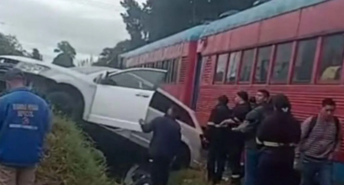 Aparece video del momento exacto en que tren de la Sabana embiste a lujosa camioneta en Chía, que estaba mal parqueada.