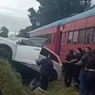 Aparece video del momento exacto en que tren de la Sabana embiste a lujosa camioneta en Chía, que estaba mal parqueada. 