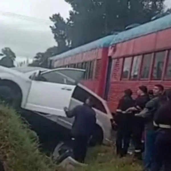 Aparece video del momento exacto en que tren de la Sabana embiste a lujosa camioneta en Chía, que estaba mal parqueada. 