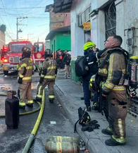 Bomberos controlan incendio que afectó fábrica de muebles en el centro de Bogotá