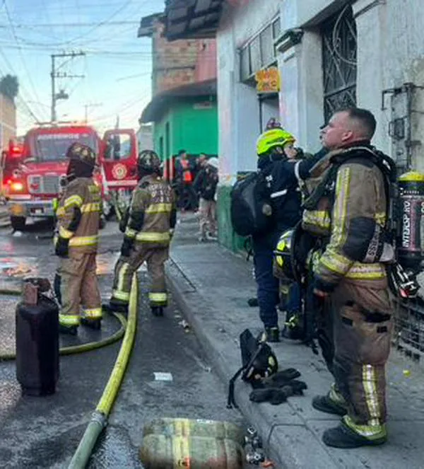 Bomberos controlan incendio que afectó fábrica de muebles en el centro de Bogotá