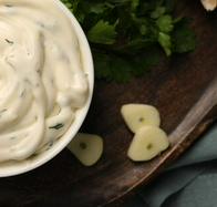 Así se prepara una salsa blanca para acompañar tus recetas