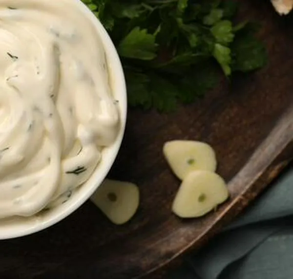 Así se prepara una salsa blanca para acompañar tus recetas