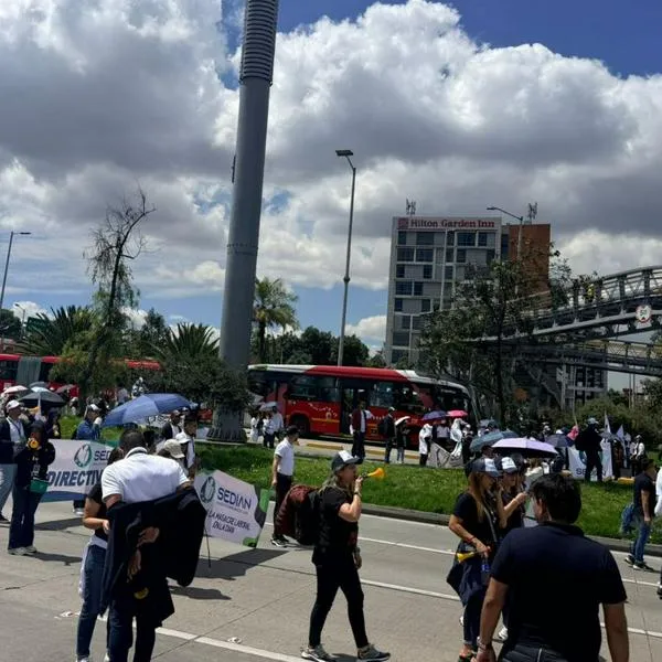 Problemas para llegar al aeropuerto El Dorado (Bogotá): calle 26 está bloqueada por protestas de trabajadores de la Dian, 