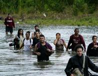 Entre la clandestinidad y el retorno: 250.000 venezolanos pierden la protección migratoria en EE. UU.
