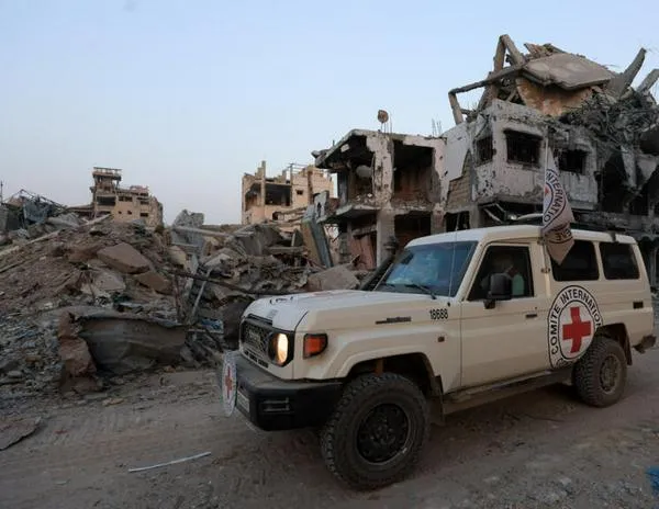 Militantes palestinos entregan el cuerpo de otro rehén de Gaza