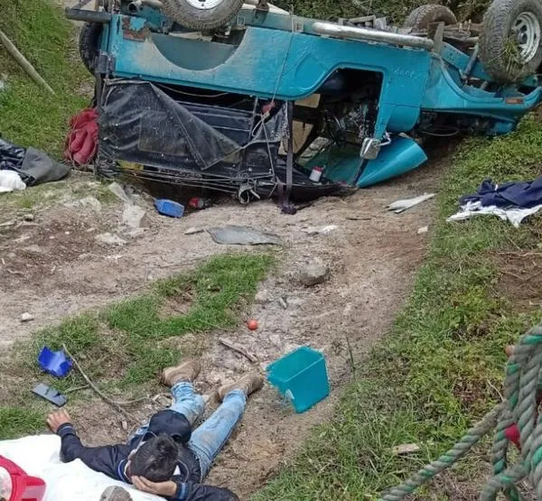 Sobrevivió tras caer de una vía en Caldas y pide que la reparen: "Lleva dos años mal", alcalde promete mejoras