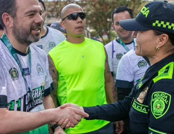 Alcalde Carlos Fernando Galán corrió por los policías este domingo 