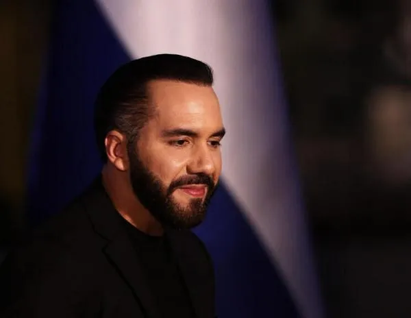 Exilio, cárcel o ley: cómo Bukele silencia las voces críticas en El Salvador