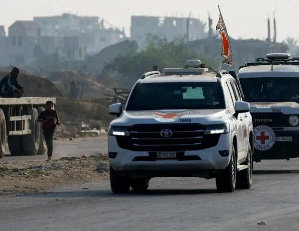 Israel entrega a la Cruz Roja un cuerpo que Hamás afirma pertenece a un soldado muerto en 2014