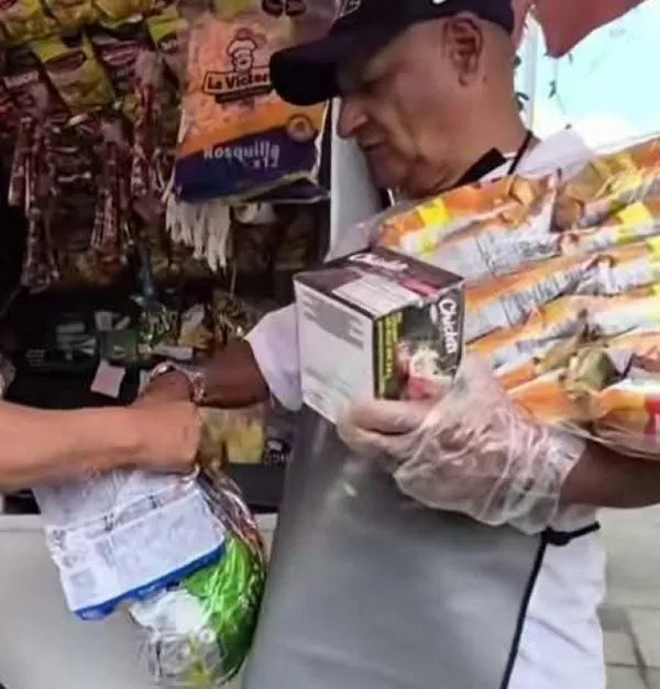Llegaron con apoyos para vendedores ambulantes en Caldas: iniciativa del alcalde con entrega de dulces