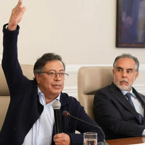 Benedetti baja el tono a la pelea con Trump y dice que Colombia no expulsará a embajador de EE. UU., por foto de Petro preso. 