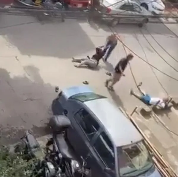 Pareja golpeó a adultos mayores en Medellín por pedir que retiraran sus carros