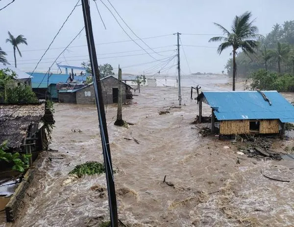 Filipinas: el tifón Fung-wong sigue castigando ciudades y deja cinco muertos