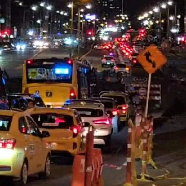 Accidente en puente de la calle 100 con carrera 15, sentido oriente-occidente, tiene colapsada la movilidad en ese punto del norte de Bogotá.