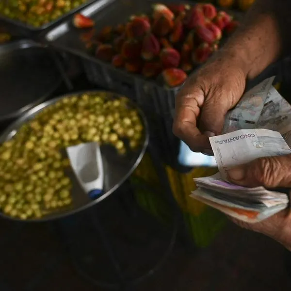 Vendedor cuenta dinero colombiano 