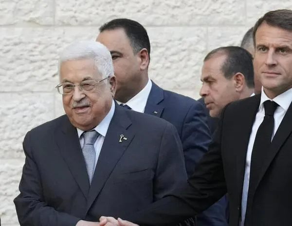 Macron y Abbas se reúnen en París para abordar el alto el fuego en Gaza