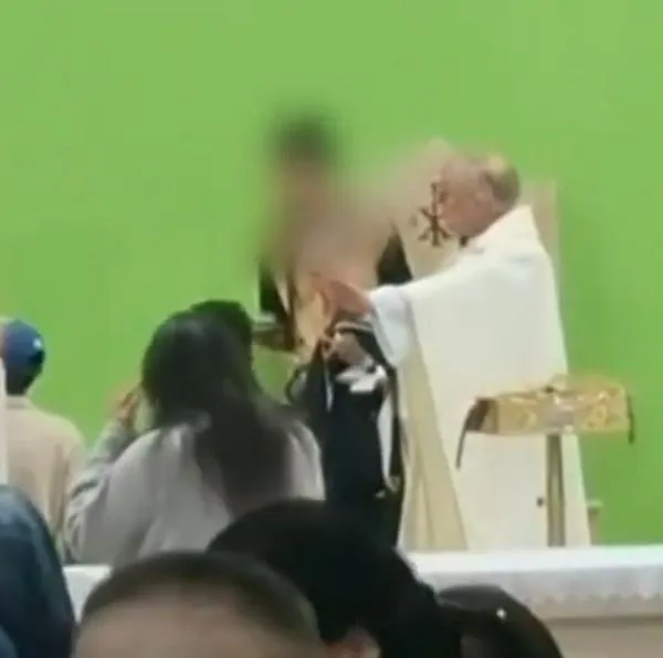 Jóvenes se iban a agarrar a cuchillo en misa en Bogotá y el padre se metió 