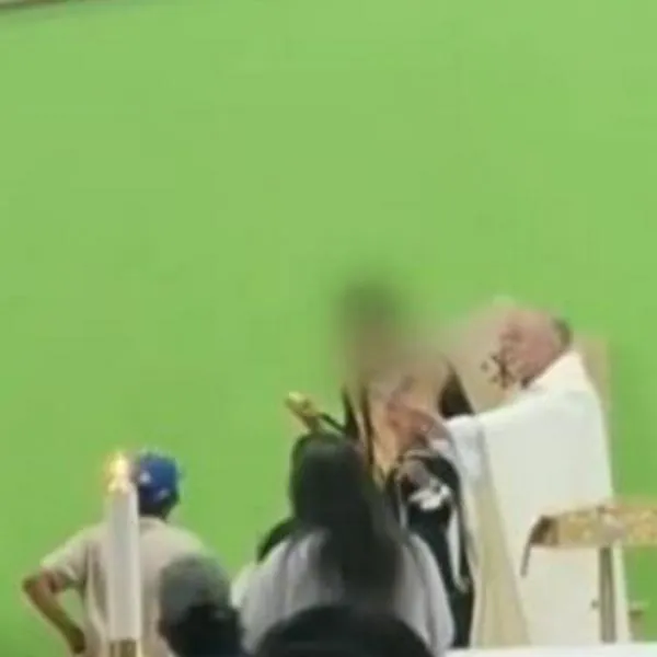 Jóvenes se metieron a iglesia de Bogotá con cuchillos y desataron caos