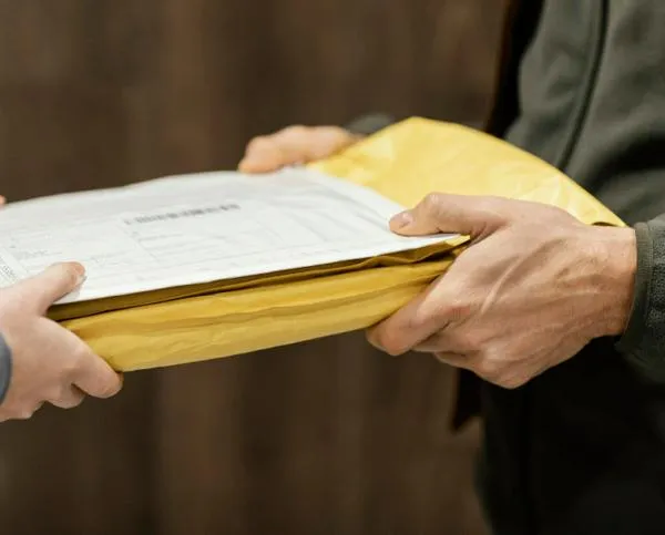 Absuelven a hombre por falsificación de diploma en caso que involucra un colegio fantasma