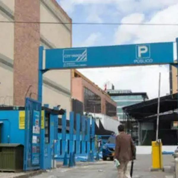 Robaron en parqueadero del City Parking en Parque de la 93: a clientes les sacaron maletas del baúl. Dicen que parquearon el carro frente a la caseta. 