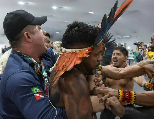 Manifestantes irrumpen en la sede de la COP30 en Brasil y se enfrentan con los guardias