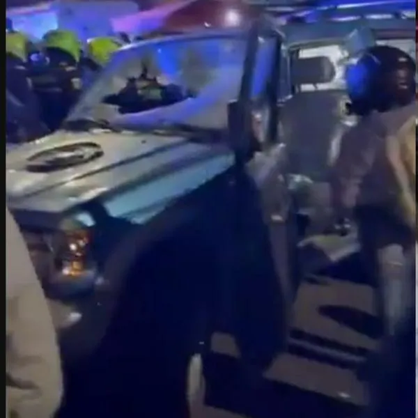 Destruyeron camioneta que atropelló a motociclistas en Bogotá: conductor murió