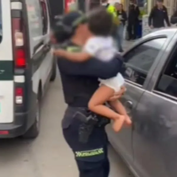 Niño de dos años fue encerrado en un carro por más de 7 horas en Bogotá; padres lo abandonaron y no han preguntado por él. 