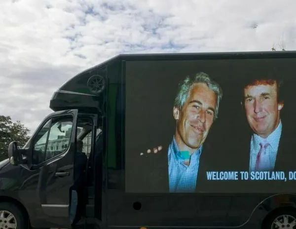“Sabía de las chicas”: difunden correos según los cuales Trump “pasó horas” con una víctima de Epstein